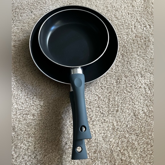 Basic Essentials | Non-Stick Aluminum | 7 & 9.5 inch. Open Frypan - Picture 4 of 6